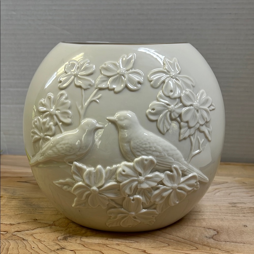 Lenox Elegant Vase - Spring The Dove & Dogwood Tree